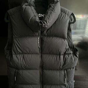 Aritzia Supersnug Puff Vest - Black Size L